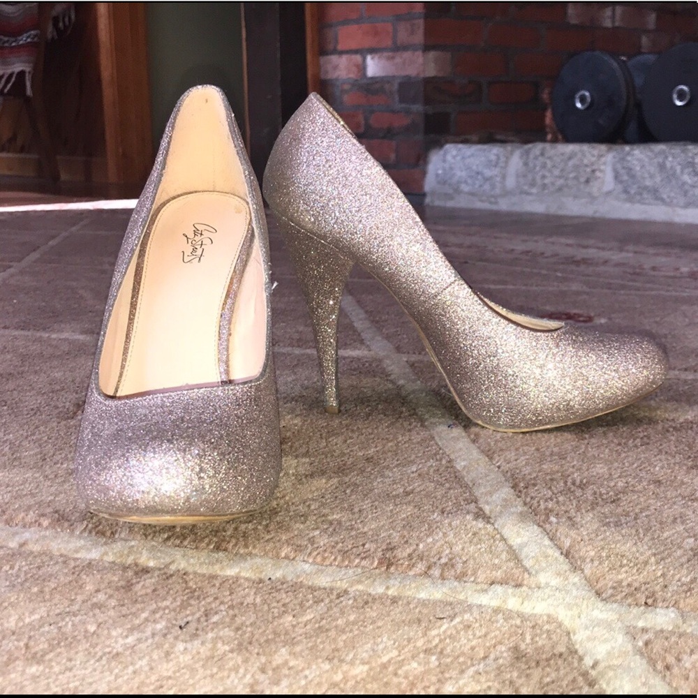 City Streets Gold Sparkly Heels• Size 8 1/2
